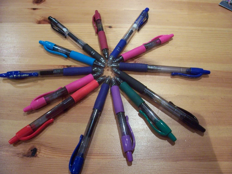 an array of pens arranged in a circle on the table