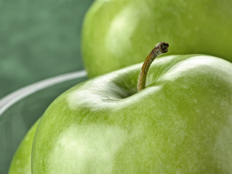 green apples sitting next to each other on a table