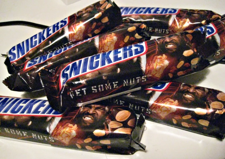 five candy bars containing two kinds of manciniers