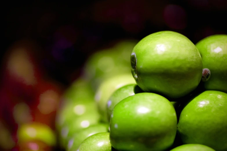 some green apples are sitting together on the table