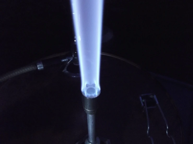 a tripod light shining in the dark