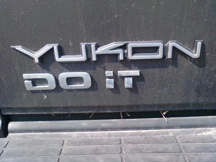 the name and logo of a suv that is parked on the street