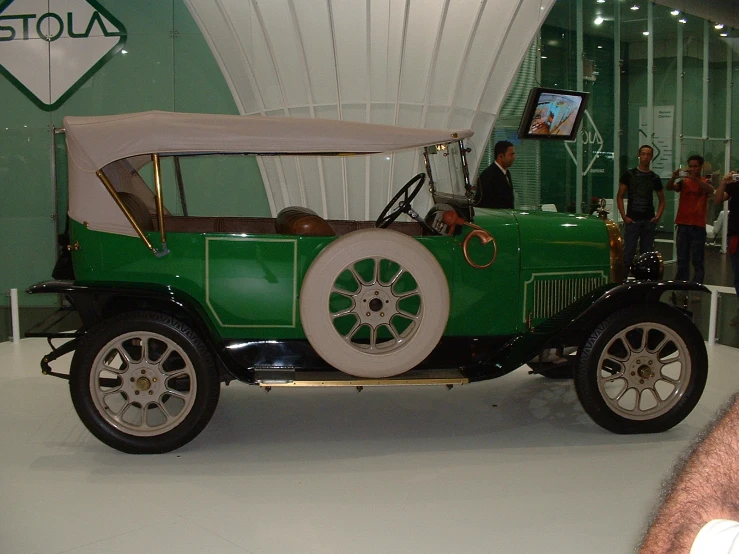an old car being shown at the motor show