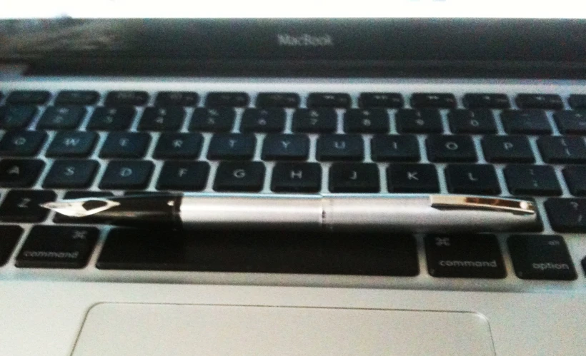 this is a keyboard with an extra pen on the top