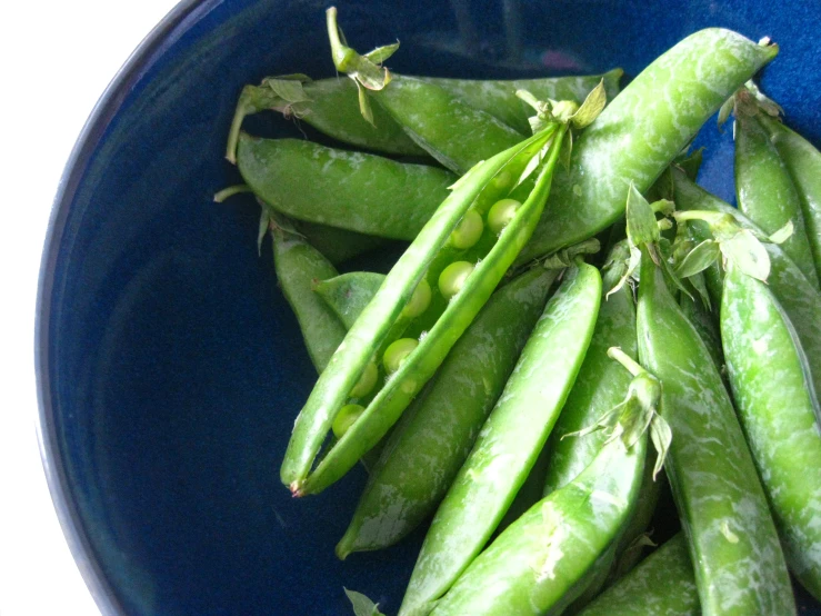 there are some peas that are sitting in a bowl