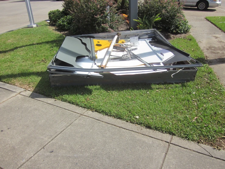 an upside down boat is shown on the grass