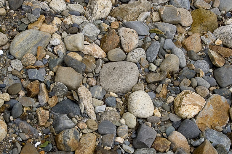 there are many rocks and gravel laying in a row