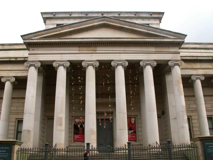 a very big building with white pillars and many lights