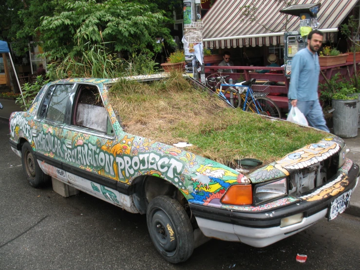 an old car is decorated with various things to paint