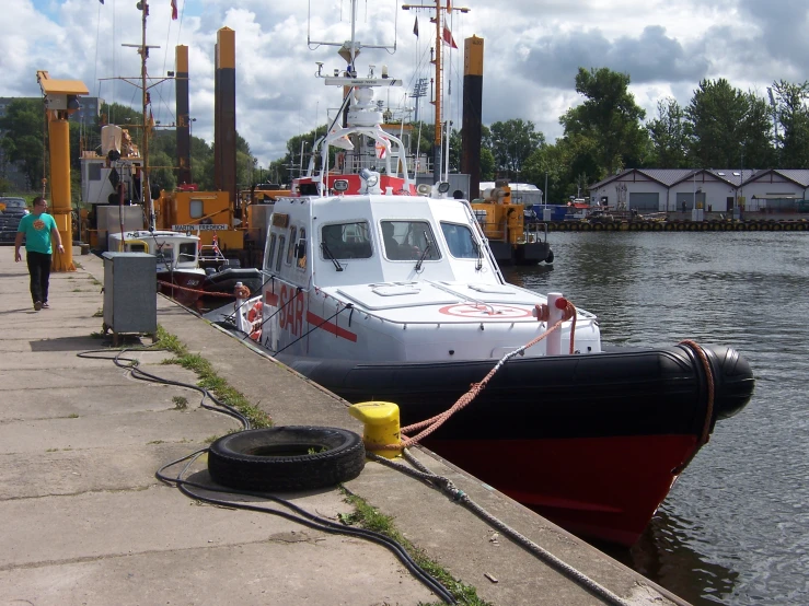 a tug boat is docked at the dock near houses