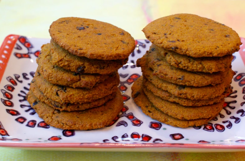 there are a large group of cookies on this plate