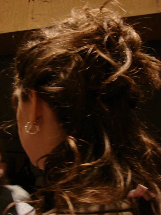 this is the back view of a curly woman