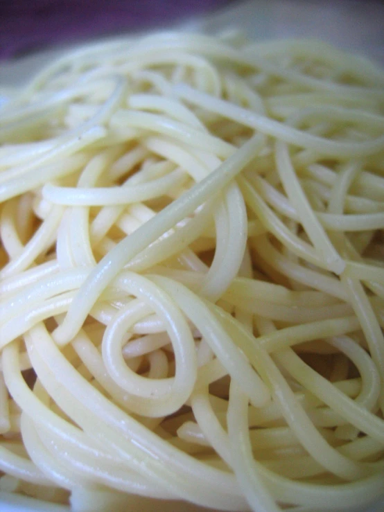 there are many noodles that are on the plate