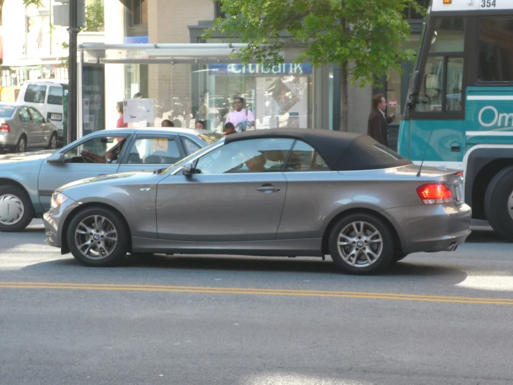 there are three parked cars in front of the building