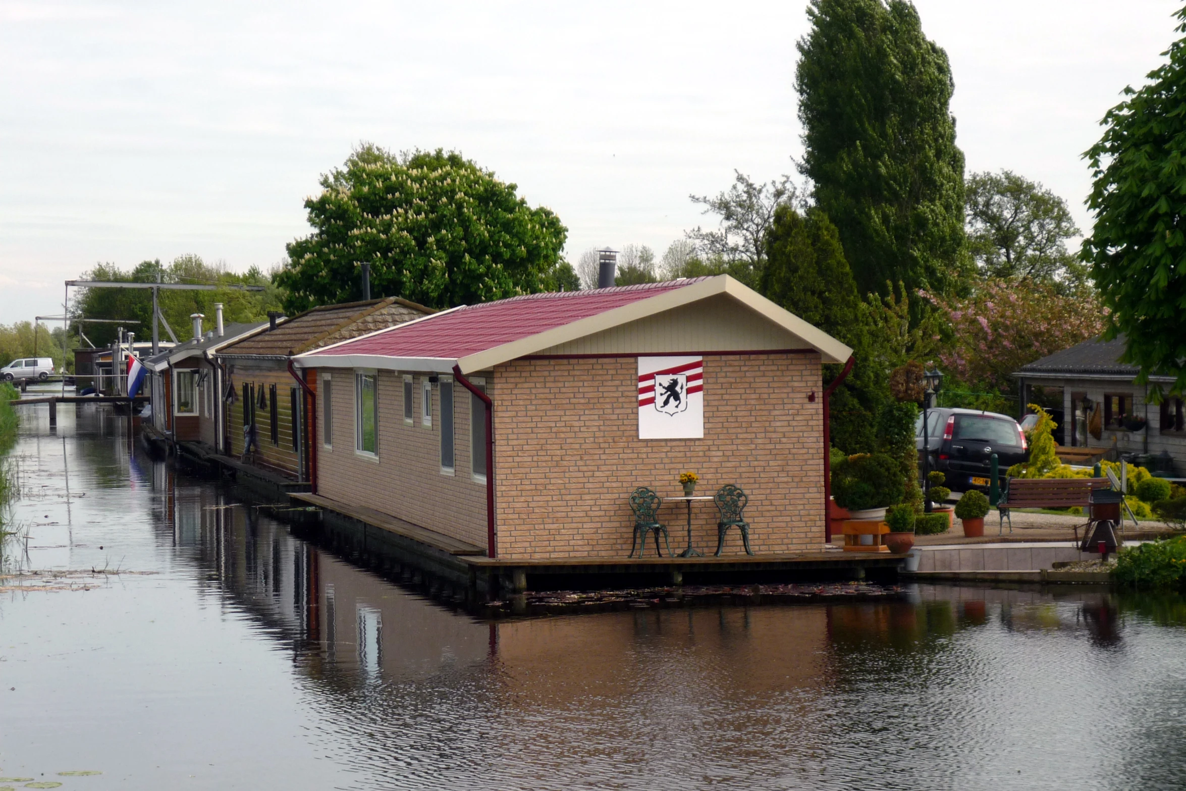 the floating dock is very quiet for boats to use