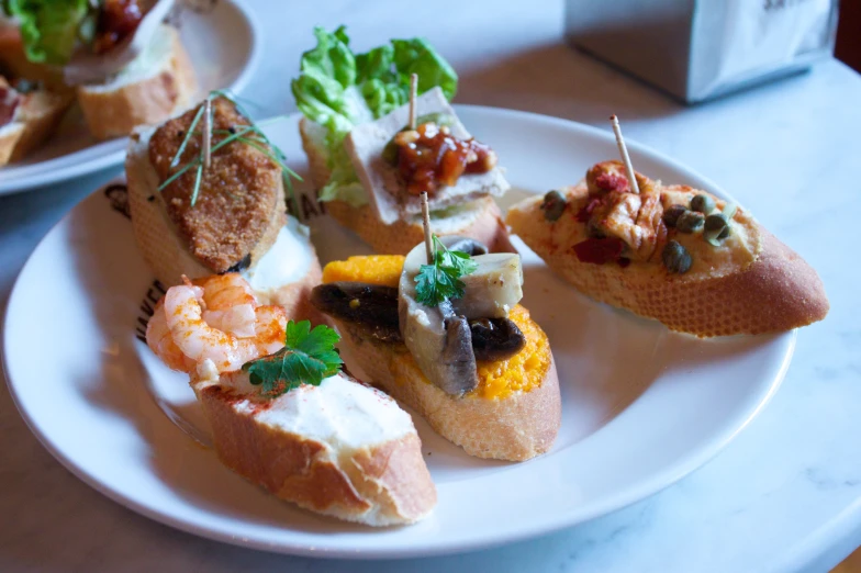 a plate that has some kind of bread on it