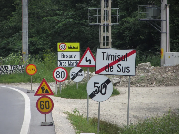 signs on a paved road indicate the times and minutes to go