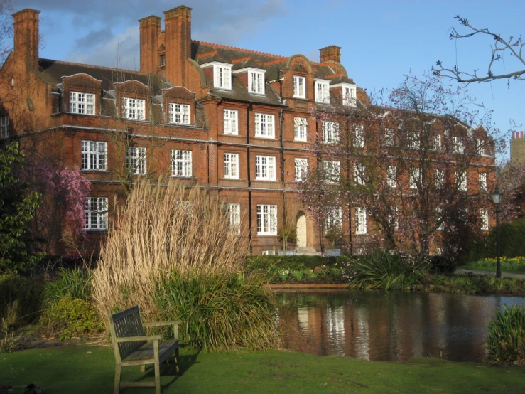 a large building with many windows on it