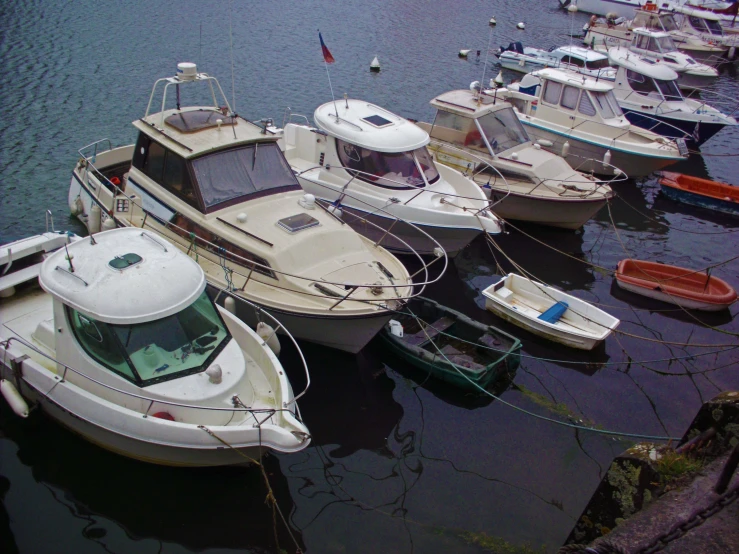 there are many boats that are docked at the dock