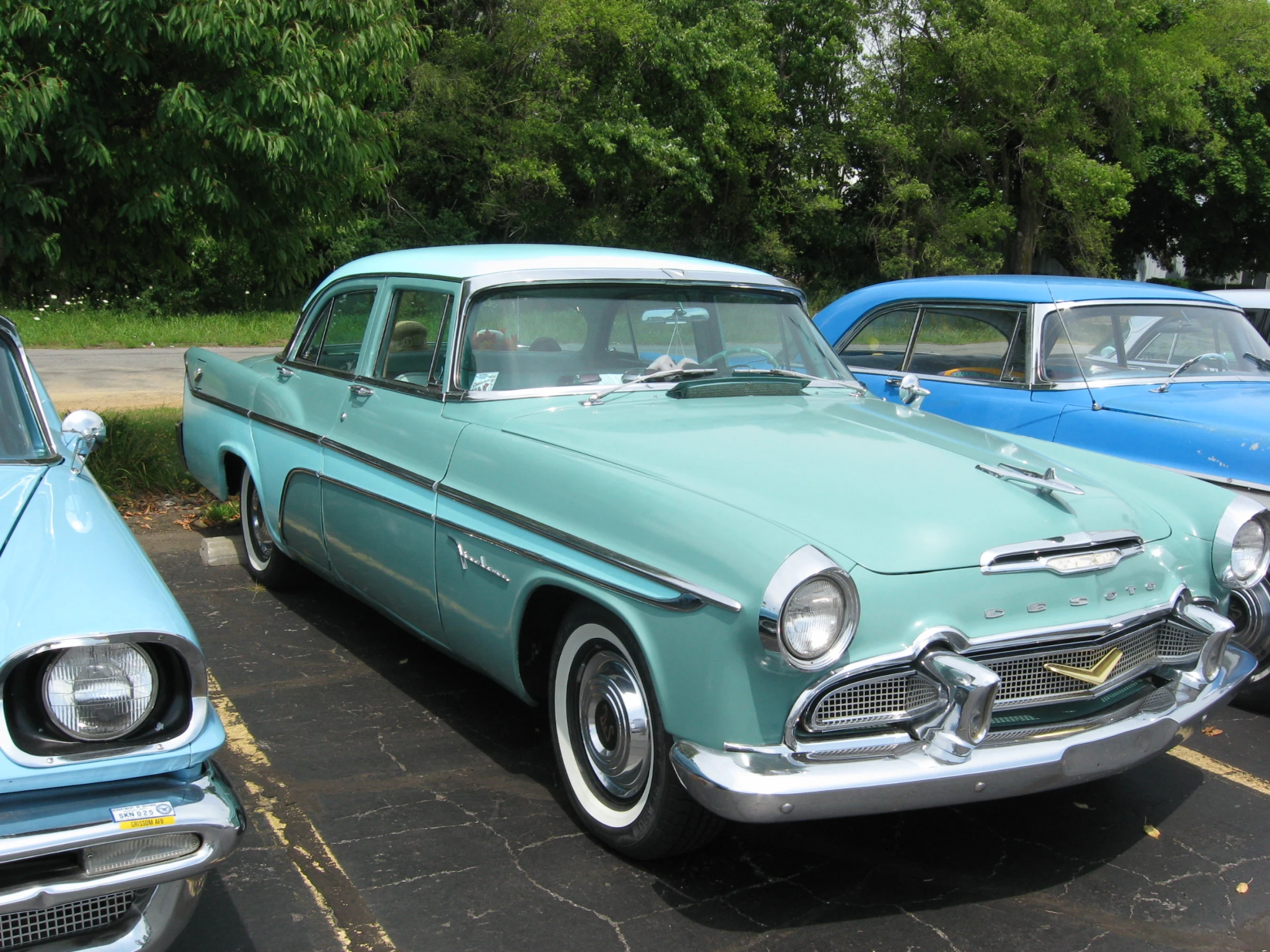 many cars are sitting in a parking lot