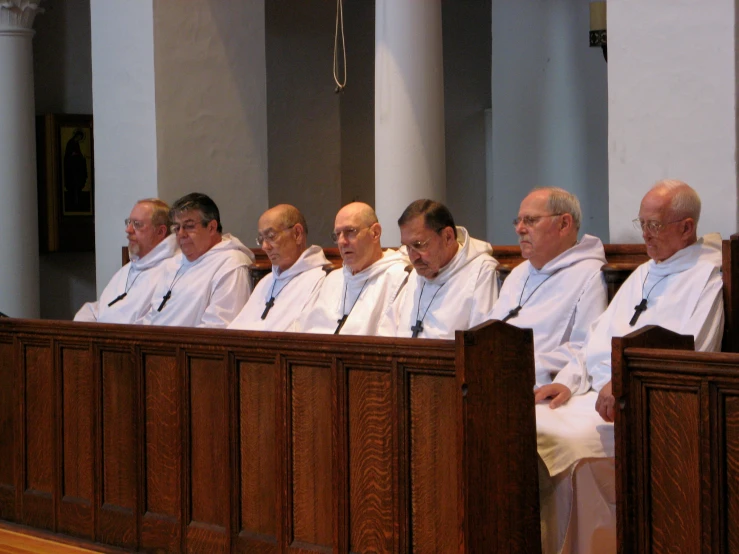 a group of people sitting in pews next to each other