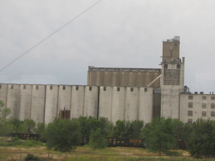 there are a bunch of train cars parked in front of an old building