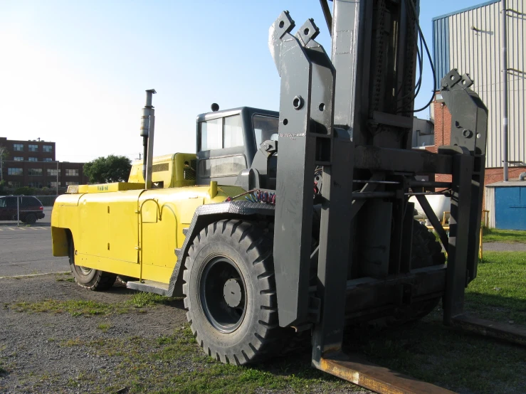 a fork lift sitting in the grass with its wheels down