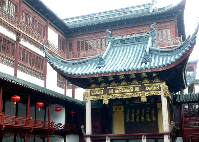 a chinese pavilion with columns and a blue roof