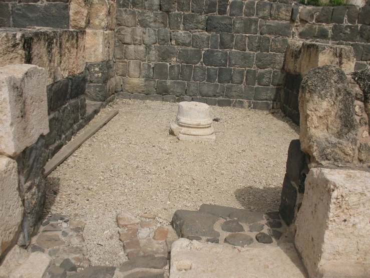 the stone walls and floor in the ancient building are made up of rocks
