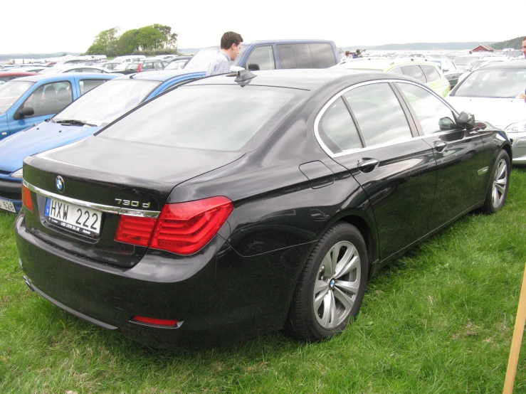 a large group of cars that are parked together