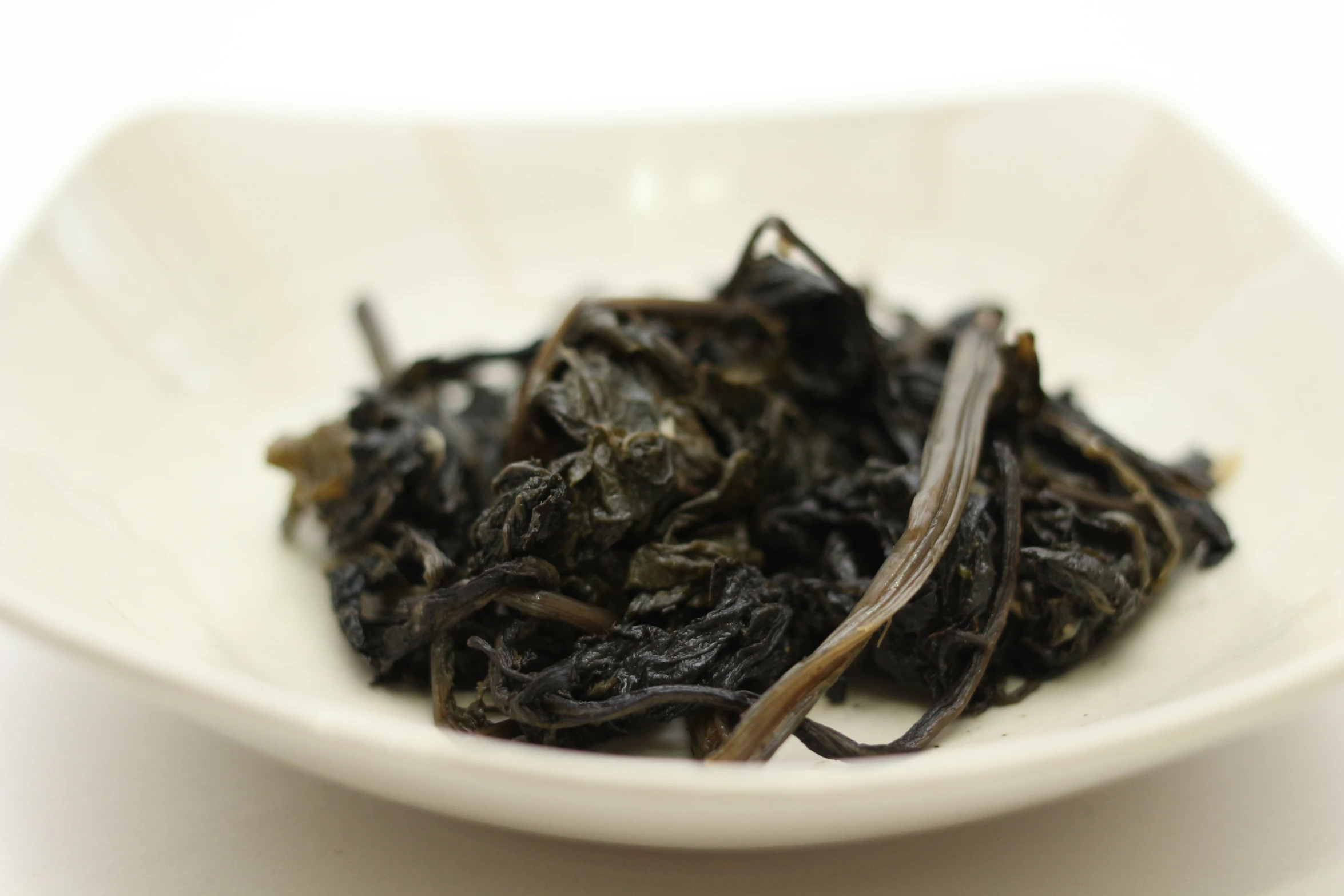 an unopened bowl filled with dried green tea