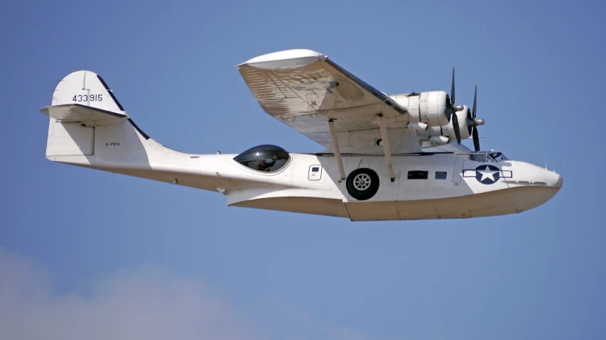 the propeller on this airplane has three spokes on its wings