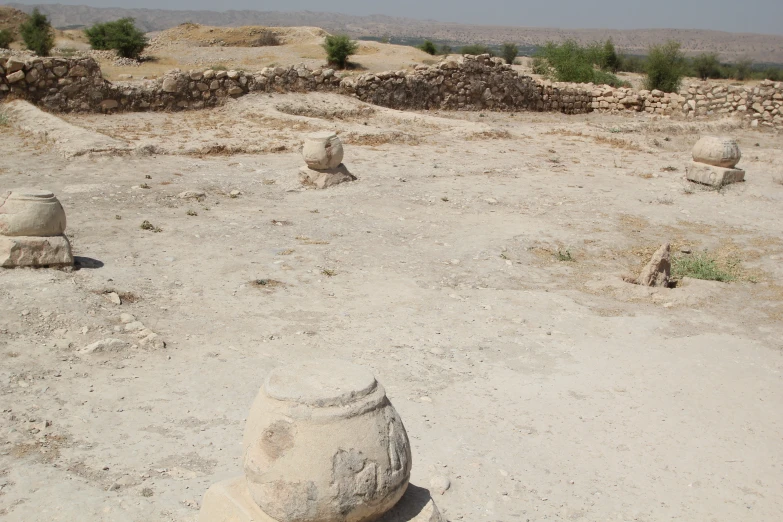 there are many large stones on the ground