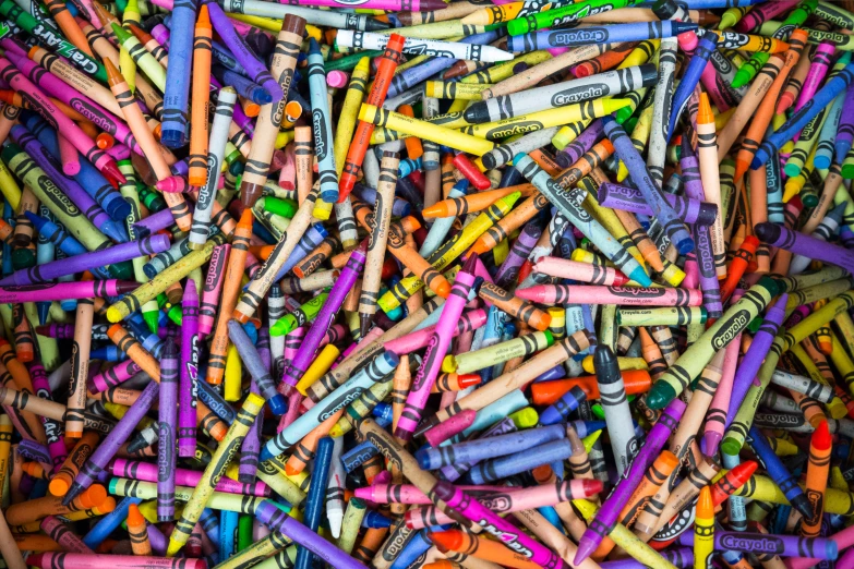 a big bunch of crayons that are grouped together