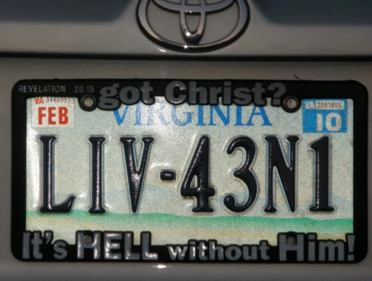 a license plate for a car being used to read living - 44n