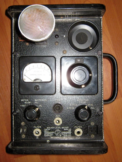 an old radio with two speakers attached to it