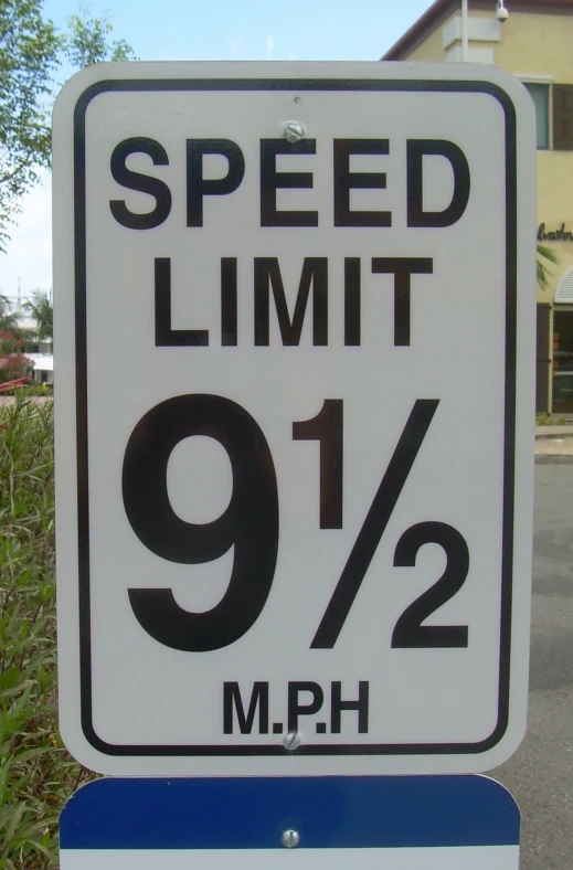 there is a speed limit sign for the road