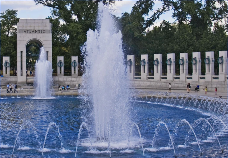 the fountains on the side of the park are spraying water