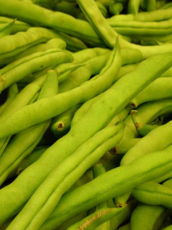 many peas are grouped together in this image