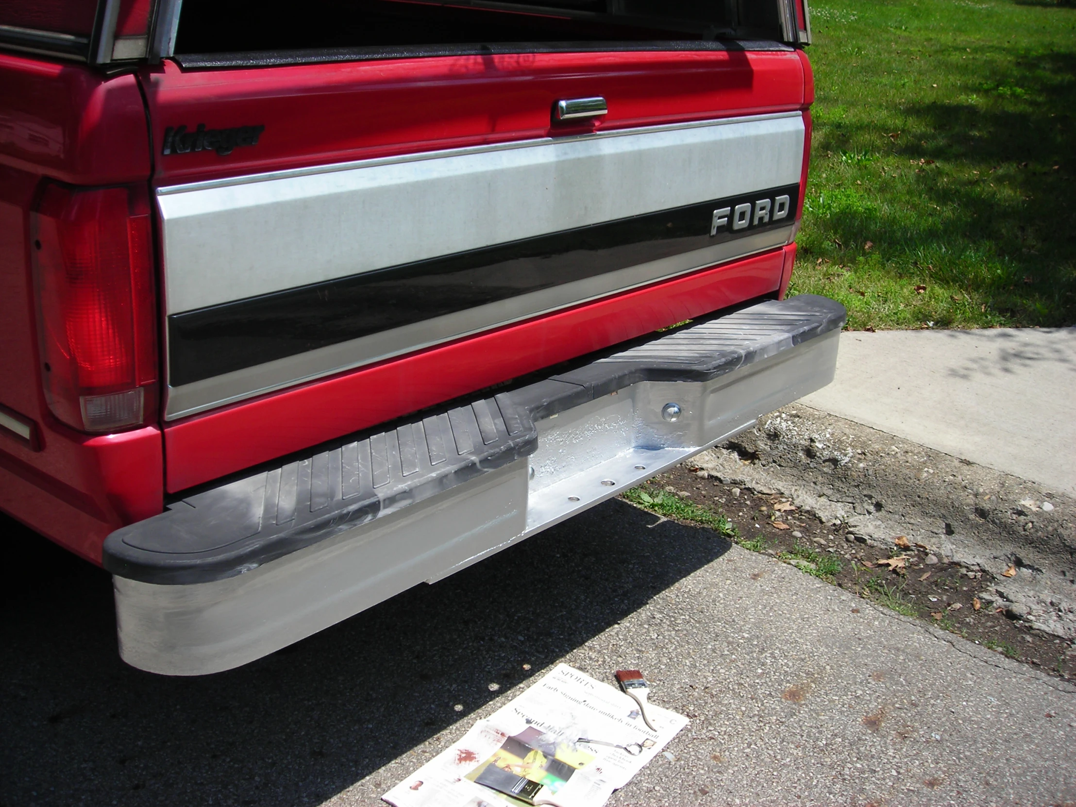 the tail gate of a truck sitting on the road