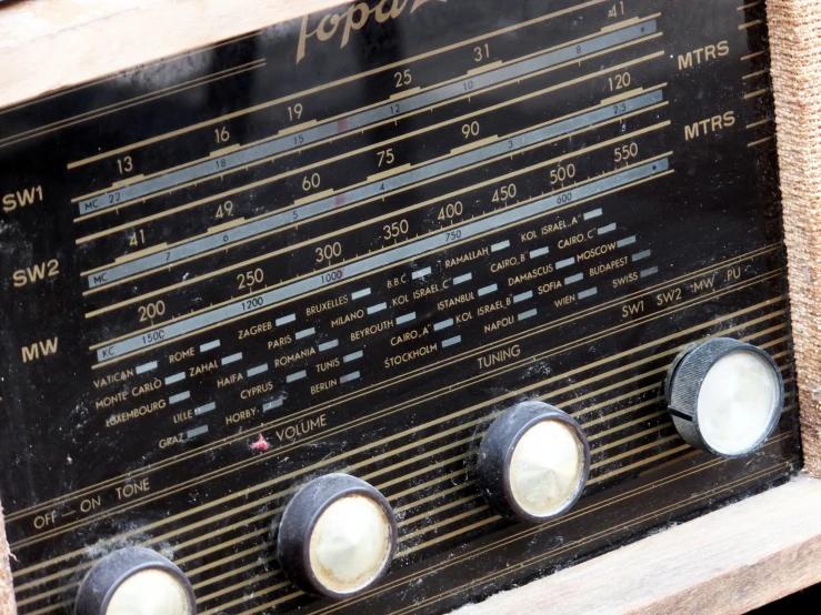 a close up of an old radio with ons