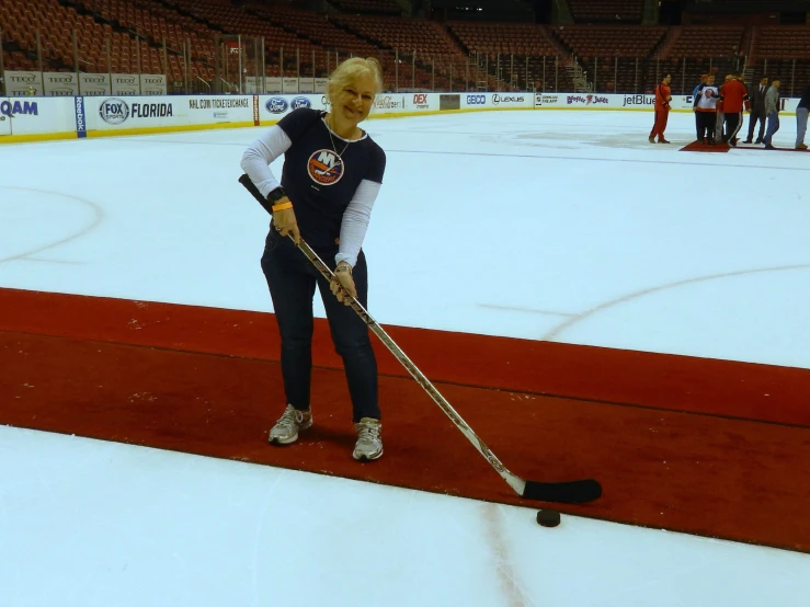 the woman is using her hockey stick to play a game