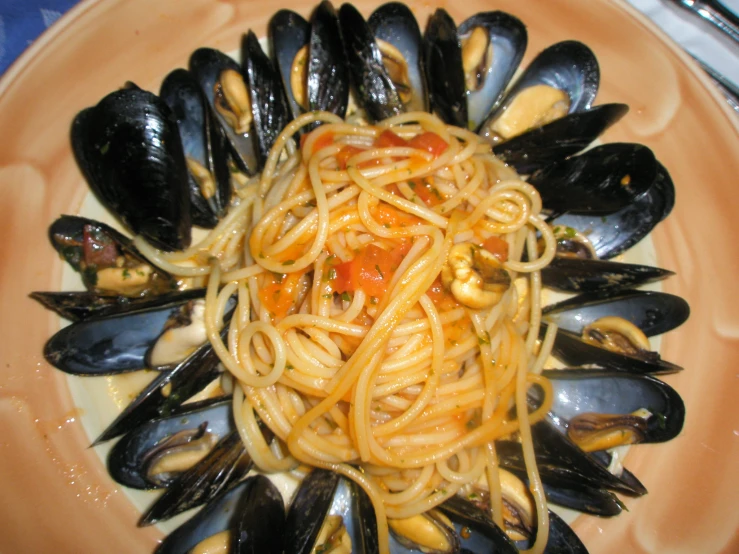 an image of pasta with clams in sauce