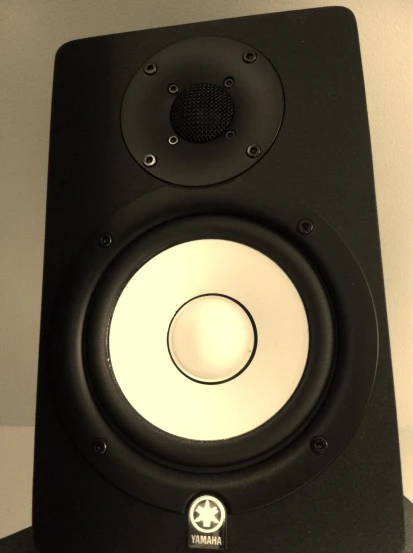 there is a closeup of the top of an audio speaker