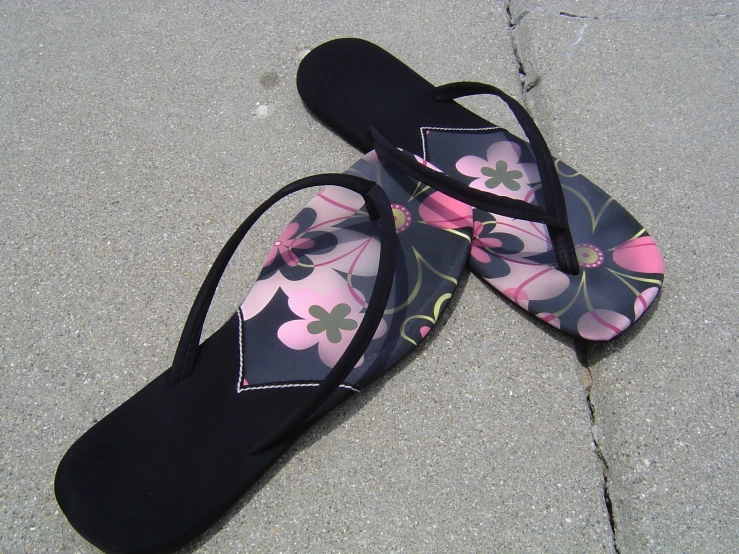 this is a pair of flip flops that have flowers on them