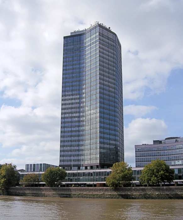 there are buildings in the distance along the water