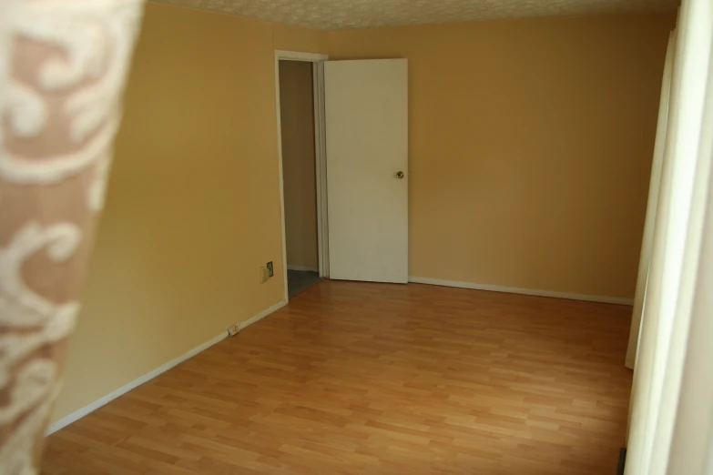 an empty room is shown in this image