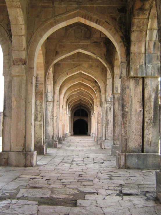 an arch shaped walkway between two buildings with doors