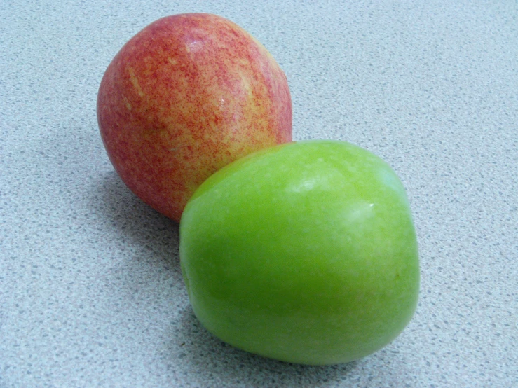 two apples with one green and the other orange