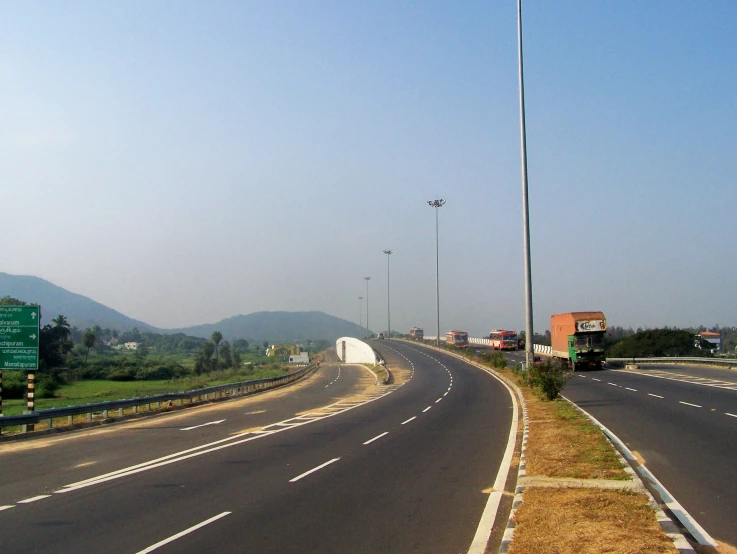 a highway that has some cars on the side